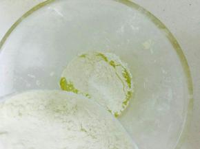 玉米油加入面粉搅拌均匀。