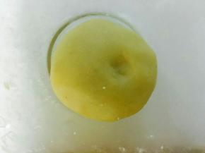 揉成面团，即油酥。