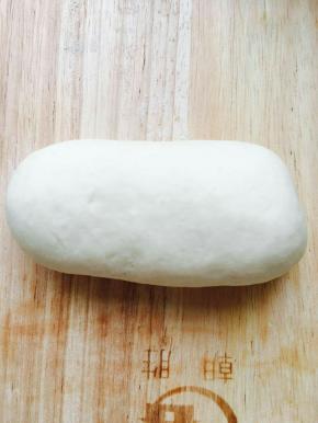 将主料所有材料混合揉至光滑面团（油酥，馅儿除外），室温发酵40分钟左右，一倍大即可。