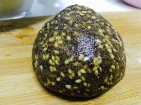 馅儿料揉成团，如果太干可加适量水，成团即可。