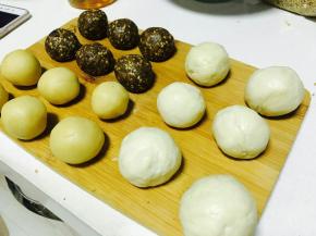 发酵过的面团揉匀，分别和油酥分成六等分。