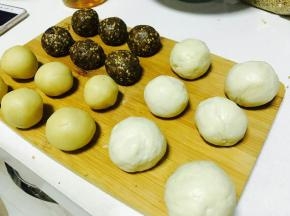 发酵过的面团揉匀，分别和油酥分成六等分。