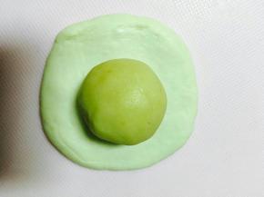 取一个面团擀成圆形，包一个油酥。