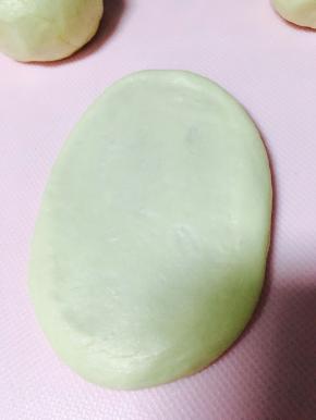 擀成长椭圆形。