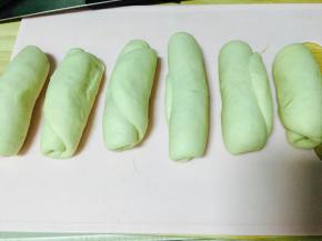 再次擀长，自上而下卷起，依次卷好，如图所示。