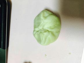 取一个剂子，两头朝中间挤压。