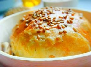 烤箱预热，中层上下火180度，20分钟出炉。