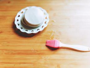 准备食材，首先用硅胶刷在砧板上刷少许食用油。