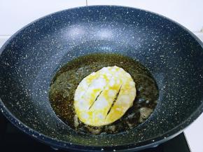 锅中加入食用油打开美的燃气灶，启动美的油烟机，中小火将油烧热，油不需要放太多。