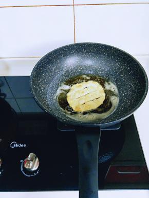 放入擀好的面皮，保持中小火炸脆饼。