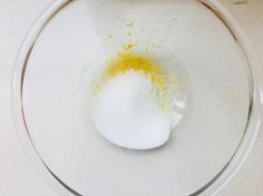 将砂糖与柠檬皮放到一个容器中，搅拌均匀后，放置半小时。