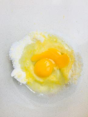 香气会慢慢释放出来。放入鸡蛋，充分搅拌至糖融化。加入牛奶搅拌均匀。