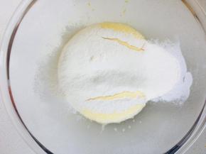 筛入低粉搅拌均匀。