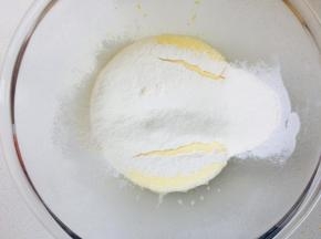 筛入低粉搅拌均匀。