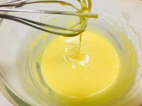 搅拌好的蛋糊应该是细腻的，顺滑的。