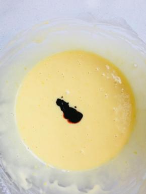 加入红丝绒精华。配方中的5—8克，根据自己喜欢的颜色随意调节。