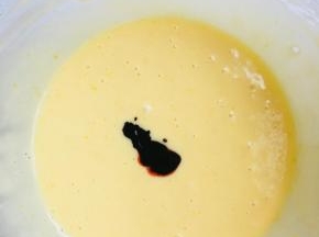 加入红丝绒精华。配方中的5—8克，根据自己喜欢的颜色随意调节。