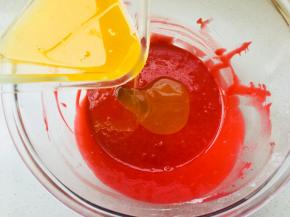 分两次将融化的黄油倒入蛋糊中，搅拌均匀。