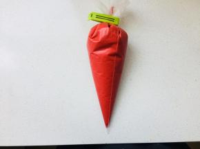 将蛋糊装入裱花袋，封紧收口，冷藏一个小时。