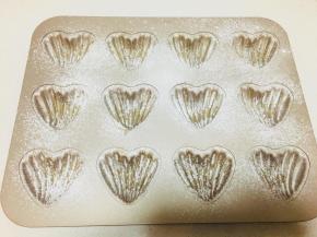 我用的是学厨心形玛德琳模具，涂少量黄油后，筛上薄薄的一层低粉备用。