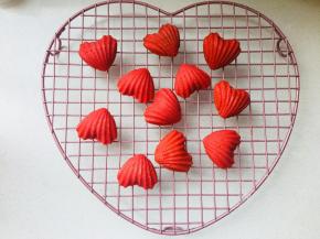 出炉后立刻置于晾架上摊凉。密封保存回油后，口感更佳。