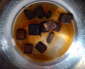 80克红糖加90克清水用最小火煮至红糖完全融化。