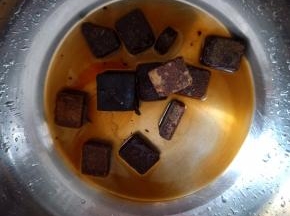 80克红糖加90克清水用最小火煮至红糖完全融化。