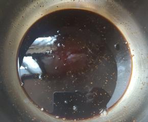 然后将红糖大火煮至沸腾。离火。