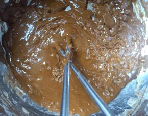 立刻分2次倒入木薯淀粉搅拌。