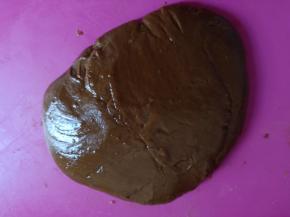 带手套将面团揉匀。