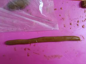 取一小块面团搓成长条，其他的用保鲜袋盖好防干。