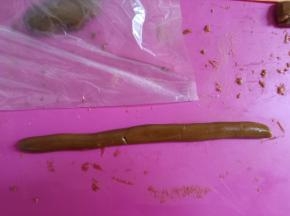 取一小块面团搓成长条，其他的用保鲜袋盖好防干。