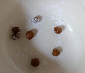 揉成圆形，在木薯淀粉中滚一圈。