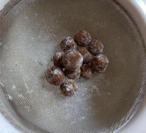 用筛子过筛掉多余的淀粉。