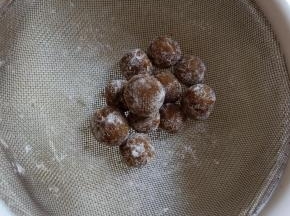 用筛子过筛掉多余的淀粉。