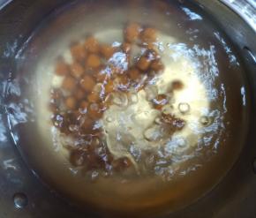 烧一锅开水（1500克），烧开后放入150克珍珠，煮至珍珠浮起后再煮15分钟。