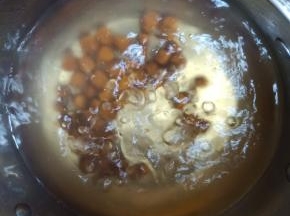 烧一锅开水（1500克），烧开后放入150克珍珠，煮至珍珠浮起后再煮15分钟。