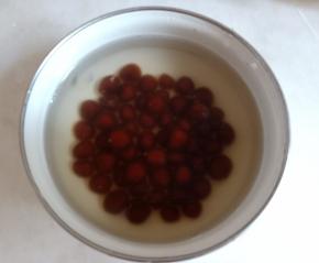 煮好的珍珠立刻捞出放入冰水中，可以使珍珠口感更Q 弹。