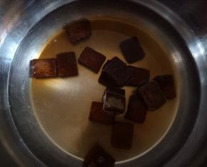 100克红糖加350克水大火煮开。