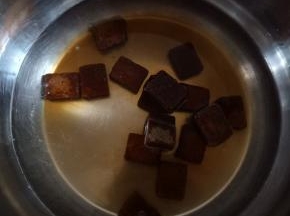 100克红糖加350克水大火煮开。