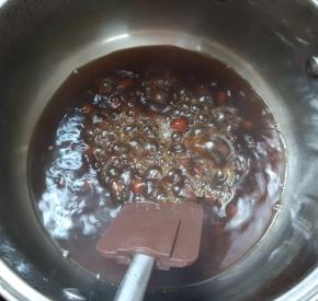 加入珍珠150克，转中火继续煮，不停用刮刀搅拌，以免糊底。