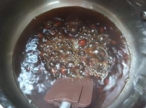 加入珍珠150克，转中火继续煮，不停用刮刀搅拌，以免糊底。