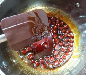 煮至浓稠，形成可以挂在刮刀上的糖浆状即可。