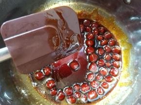 煮至浓稠，形成可以挂在刮刀上的糖浆状即可。