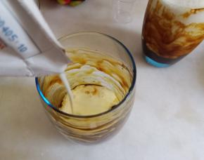 在杯子里加入250克纯牛奶即可。