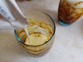 在杯子里加入250克纯牛奶即可。