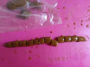 用刮板切成小块。