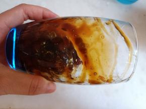 将珍珠和糖浆装入杯子，将杯子转动，使糖浆挂在杯子上。