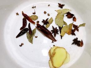 锅里加入八角桂皮香叶，姜片，干辣椒和花椒粒