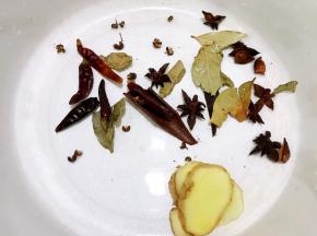 锅里加入八角桂皮香叶，姜片，干辣椒和花椒粒
